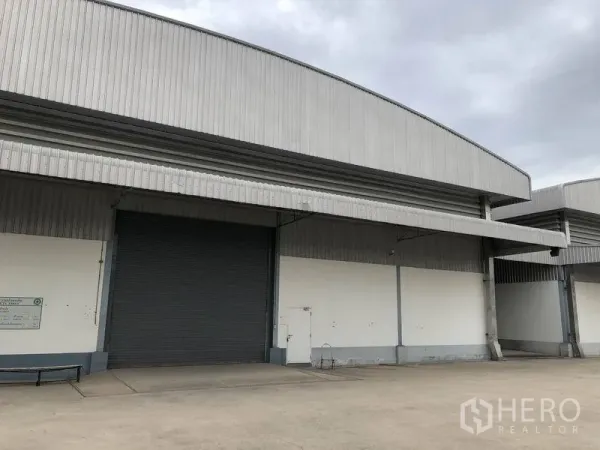 คลังสินค้า ให้เช่าในBang Phli, Samut Prakan - ระยะใกล้ของท่าโหลดโกดัง ประตูม้วนขนาดใหญ่ หลังคากันสาด และลานขนถ่ายกว้าง