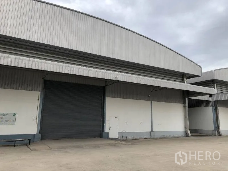 คลังสินค้า ให้เช่าในBang Phli, Samut Prakan - ระยะใกล้ของท่าโหลดโกดัง ประตูม้วนขนาดใหญ่ หลังคากันสาด และลานขนถ่ายกว้าง