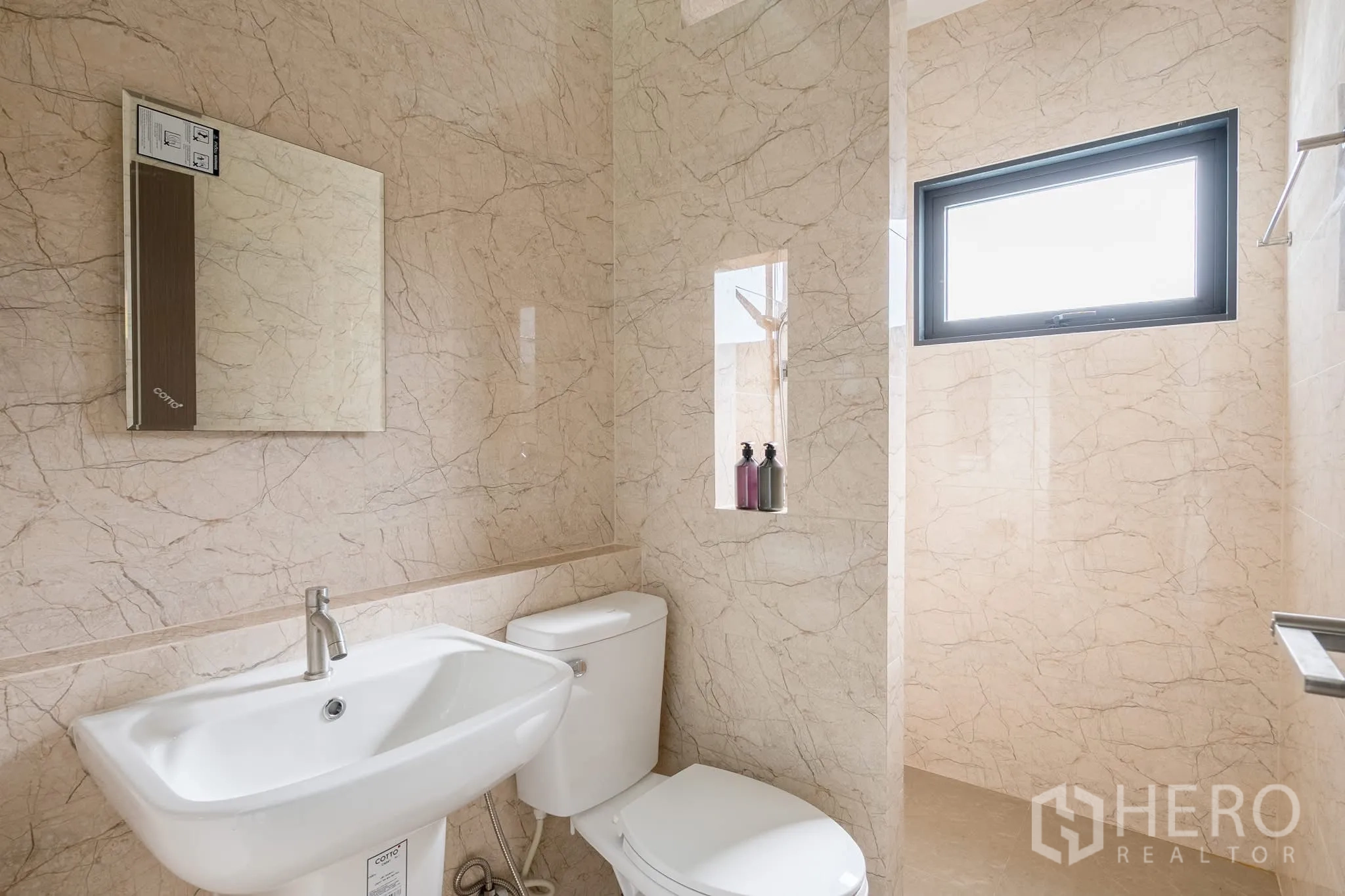 家庭办公室 for rent in Khlong Toei, Bangkok - 套内浴室，米色大理石瓷砖，带洗手盆、座厕和淋浴区。