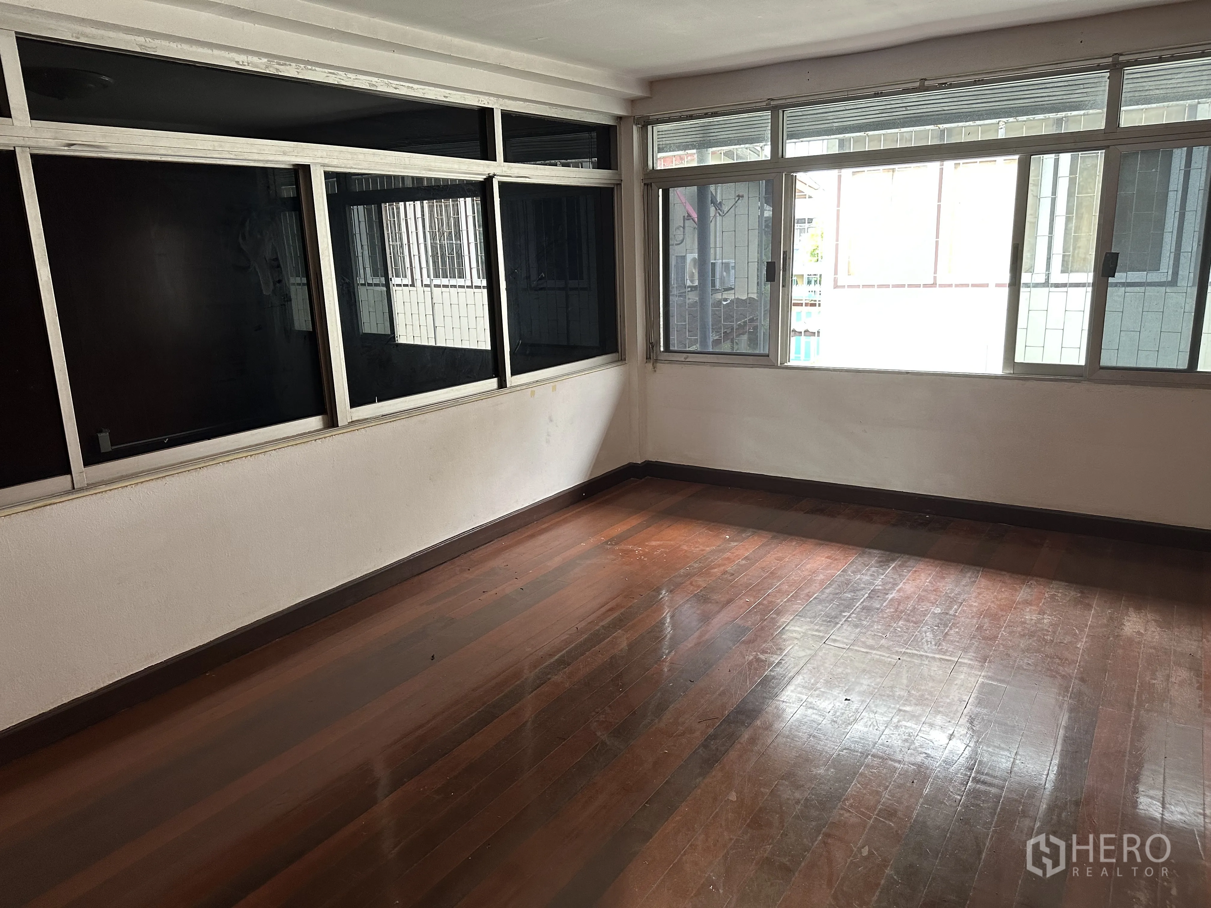 โฮมออฟฟิศ for rent in Suan Luang, Bangkok - ห้องสว่างพื้นไม้ พร้อมหน้าต่างบานเลื่อนและผนังกระจกกั้นภายใน