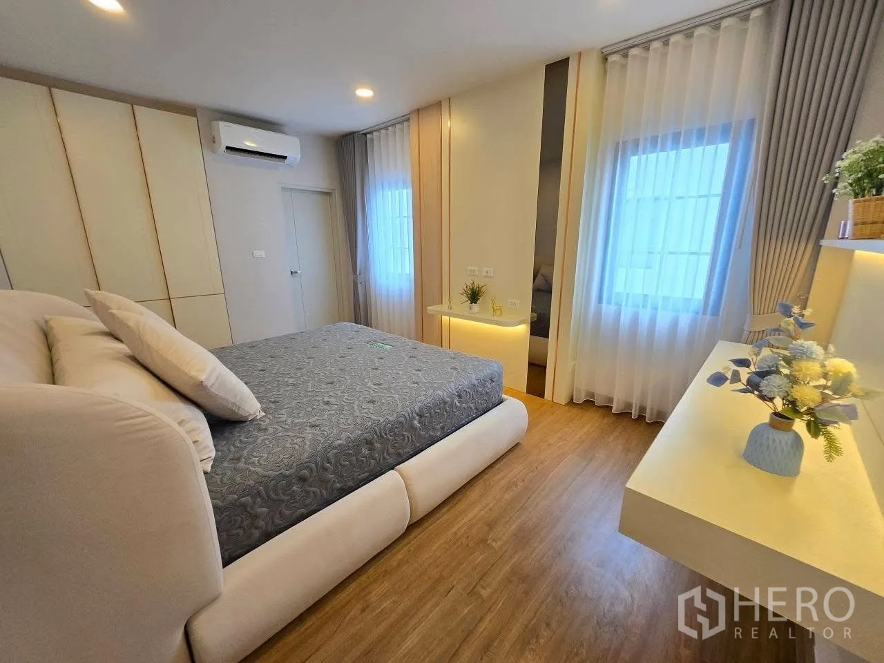 Detached House for rent in Bang Phli, Samut Prakan - Guest bedroom with fitted wardrobes, sheer curtains, and accent shelving.