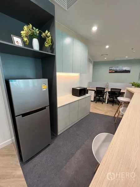 สำนักงาน ให้เช่า - พื้นที่แพนทรี ตู้เย็น ไมโครเวฟ ตู้บิลท์อิน และบาร์ทานข้าว