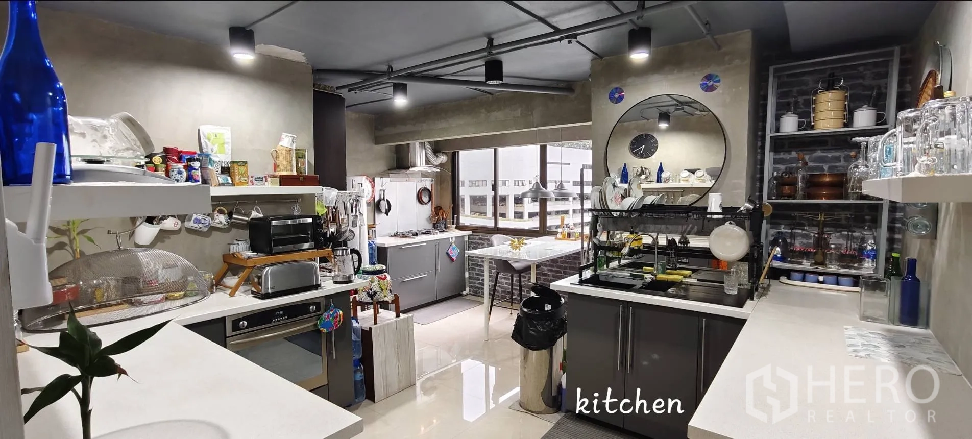 คอนโด for rent in Watthana, Bangkok - ห้องครัวเคาน์เตอร์ยาว ชั้นวางแบบเปิด และเครื่องใช้ไฟฟ้าครบ