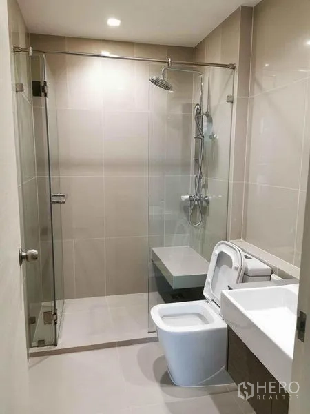 คอนโด ให้เช่าหรือขายในDin Daeng, Bangkok - ห้องน้ำสมัยใหม่พร้อมตู้กระจกอาบน้ำแบบเรนชาวเวอร์และโถสุขภัณฑ์