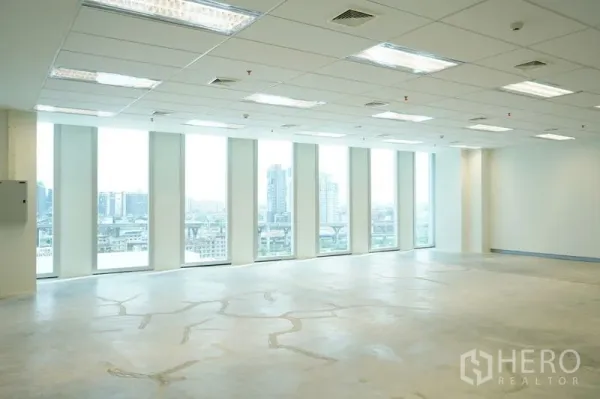 办公空间 出租在Bang Na, Bangkok - 转角办公空间，竖向落地窗带来全景城市景观。