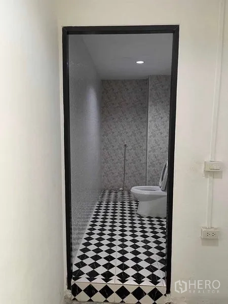 อาคารพาณิชย์ ให้เช่าในKhlong Toei, Bangkok - ห้องน้ำปูกระเบื้องลายตารางขาวดำ พร้อมโถสุขภัณฑ์
