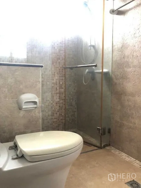 บ้าน ขายในLat Krabang, Bangkok - ห้องน้ำมีตู้กระจกกั้นอาบน้ำและกระเบื้องโทนสีเบจ