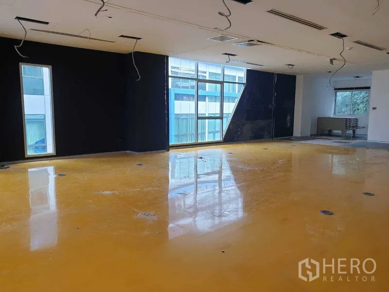 零售空间 出租在Khlong Toei, Bangkok - 明亮的零售工作区，大角窗与机电预留，待二装。