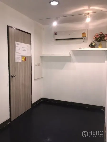 Home Office for rent or sale in Khlong Toei, Bangkok - Small reception or office with wall shelves, spotlights and air conditioner.