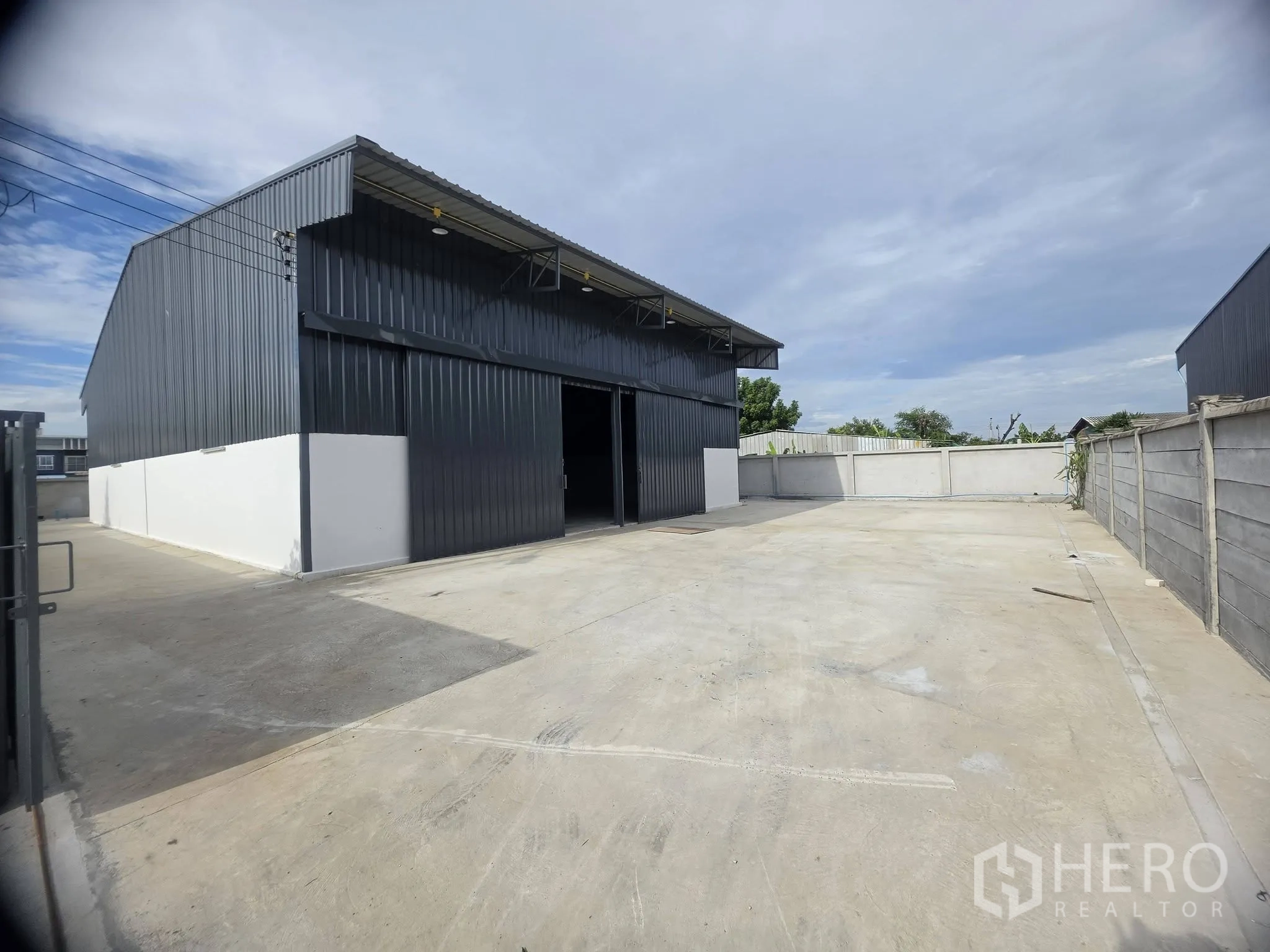 โกดัง for rent in Mueang Samut Prakan, Samut Prakan - ลานจอดและลานขนถ่ายกว้างหน้าโกดังภายในพื้นที่ที่มีกำแพงล้อม