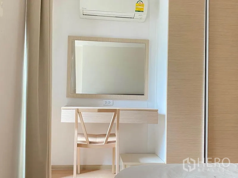 公寓 出租在Watthana, Bangkok - 极简梳妆角，镜子、书桌与壁挂空调。