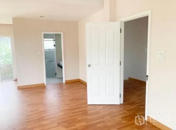 บ้าน ขายในSaphan Sung, Bangkok - ห้องชั้นบนกว้าง พื้นไม้ ประตูเปิดเข้าสู่ห้องน้ำและห้องถัดไป