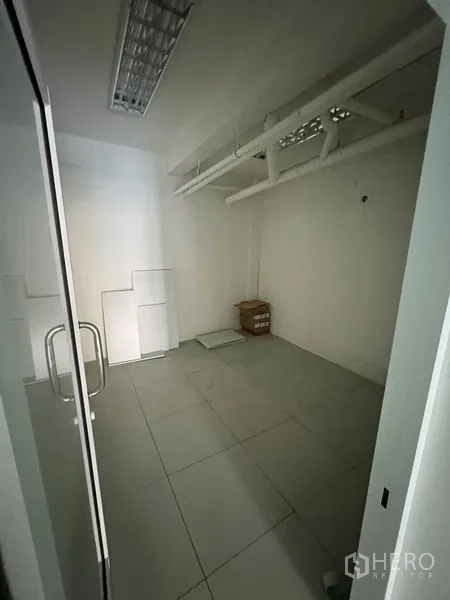 零售空间 出租在Bang Rak, Bangkok - 带玻璃门的封闭办公室或会客室，外露梁结构。