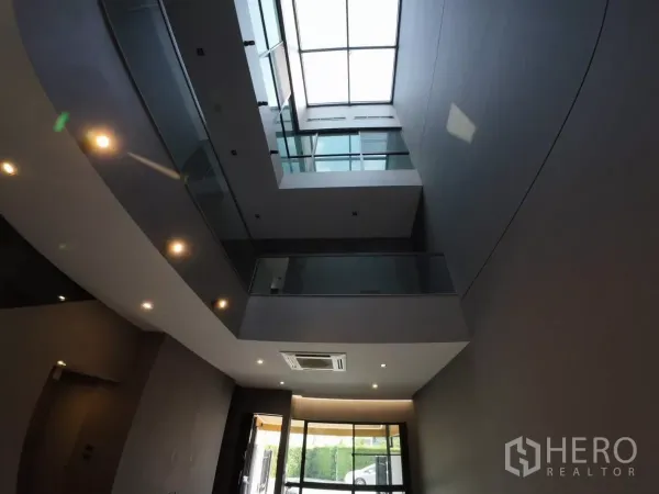 ทาวน์เฮาส์ ให้เช่าหรือขายในLat Phrao, Bangkok - โถงดับเบิลสเปซพร้อมสกายไลท์และราวกันตกกระจก