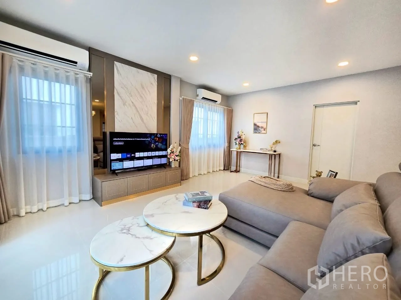 独栋房屋 for rent in Bang Phli, Samut Prakan - 客厅电视特色墙与L型沙发