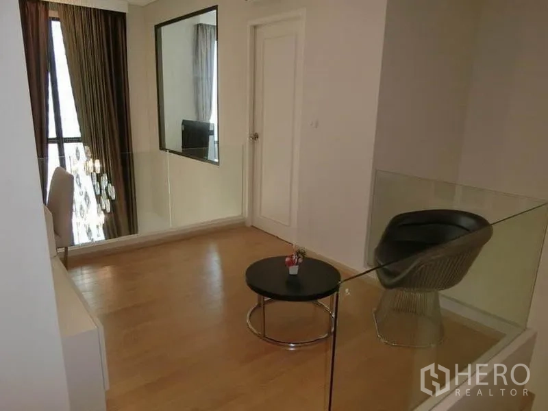 公寓 出租在Ratchathewi, Bangkok - 二层过道带玻璃护栏，小型休闲区俯视客厅