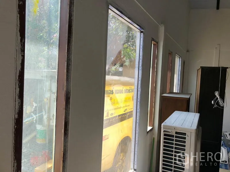 บ้าน ขายในKhlong Toei, Bangkok - หน้าต่างทรงสูงเรียงกัน รับแสงธรรมชาติในห้องผนังสีขาวเพดานสูง