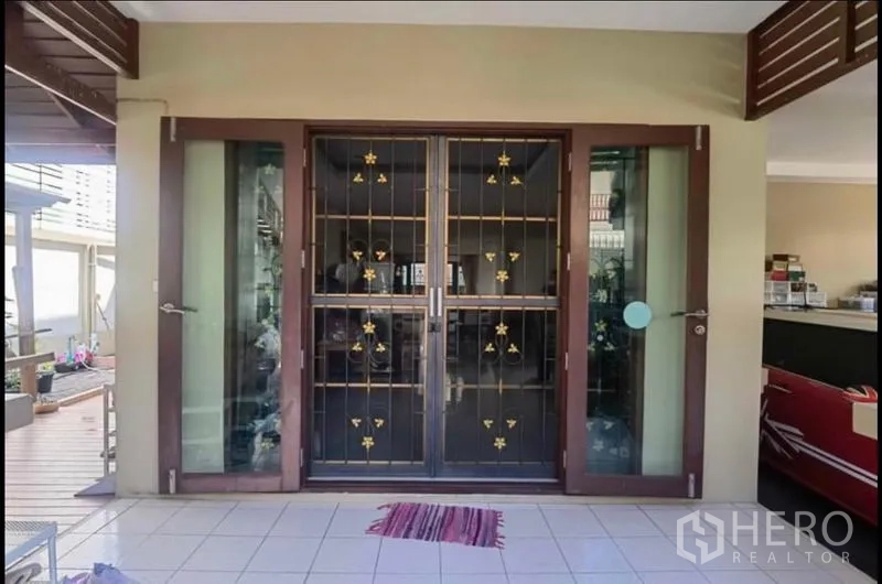 บ้าน ขายในBang Yai, Nonthaburi - ประตูทางเข้าหน้าบ้านบานเลื่อนกระจกพร้อมเหล็กดัดลายสวย