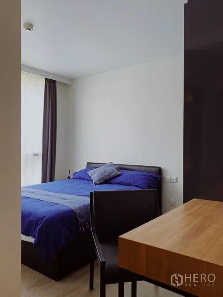 คอนโด ให้เช่าในPathum Wan, Bangkok - มุมทำงานในห้องนอนใหญ่ โต๊ะและเก้าอี้ข้างหน้าต่างบานใหญ่