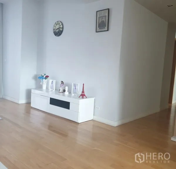 คอนโด ขายในKhlong Toei, Bangkok - พื้นที่นั่งเล่นกว้างปูพื้นไม้สีอ่อน พร้อมตู้ทีวีสีขาวติดผนังโทนอ่อน