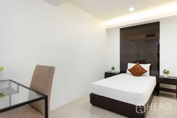 คอนโด ให้เช่าในKhlong Toei, Bangkok - ห้องนอนสว่าง เตียงคู่ โต๊ะทำงาน และผนังหัวเตียงไฮกลอส