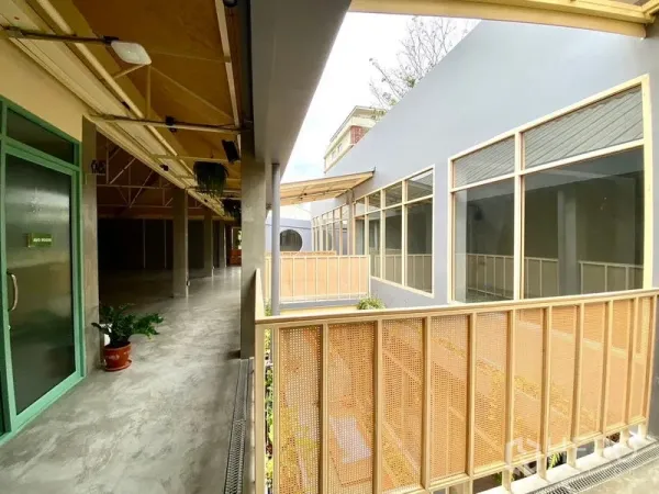 零售空间 出租在Watthana, Bangkok - 采光良好的有顶走廊，金属栏杆与落地窗。