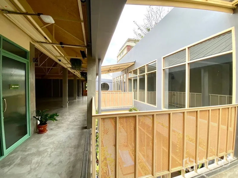 零售空间 出租在Watthana, Bangkok - 采光良好的有顶走廊，金属栏杆与落地窗。