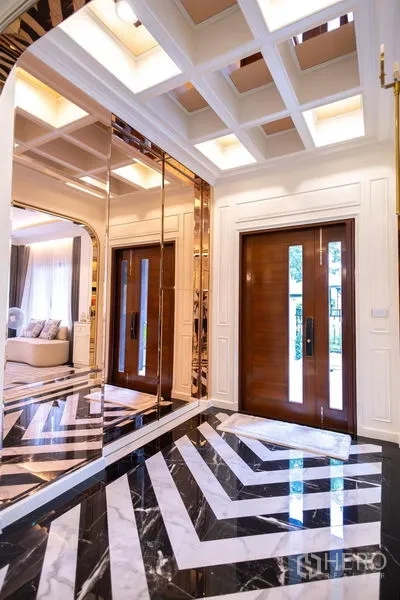Detached House for sale in Pak Kret, Nonthaburi - Grand foyer featuring coffered ceiling, mirrored wall panels and black‑and‑white marble flooring.