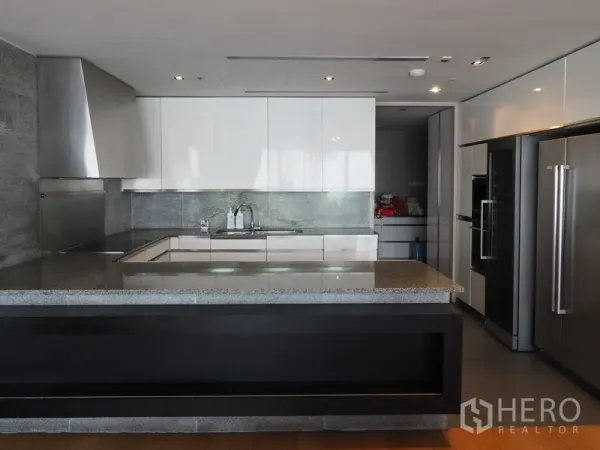 คอนโด ให้เช่าในSathon, Bangkok - ครัวรูปตัว U ทันสมัย พร้อมไอส์แลนด์ท็อปหิน เครื่องใช้สแตนเลส และตู้สีขาวเงา