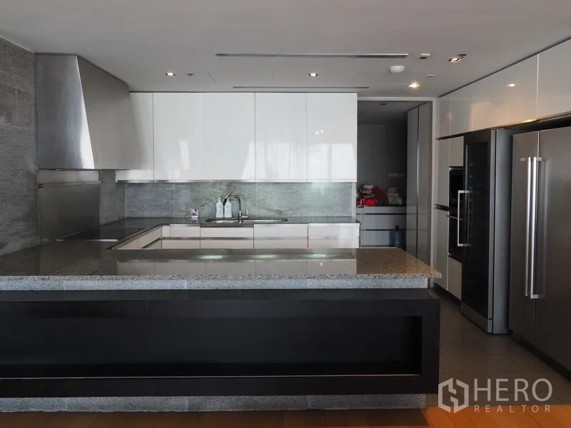 คอนโด ให้เช่าในSathon, Bangkok - ครัวรูปตัว U ทันสมัย พร้อมไอส์แลนด์ท็อปหิน เครื่องใช้สแตนเลส และตู้สีขาวเงา
