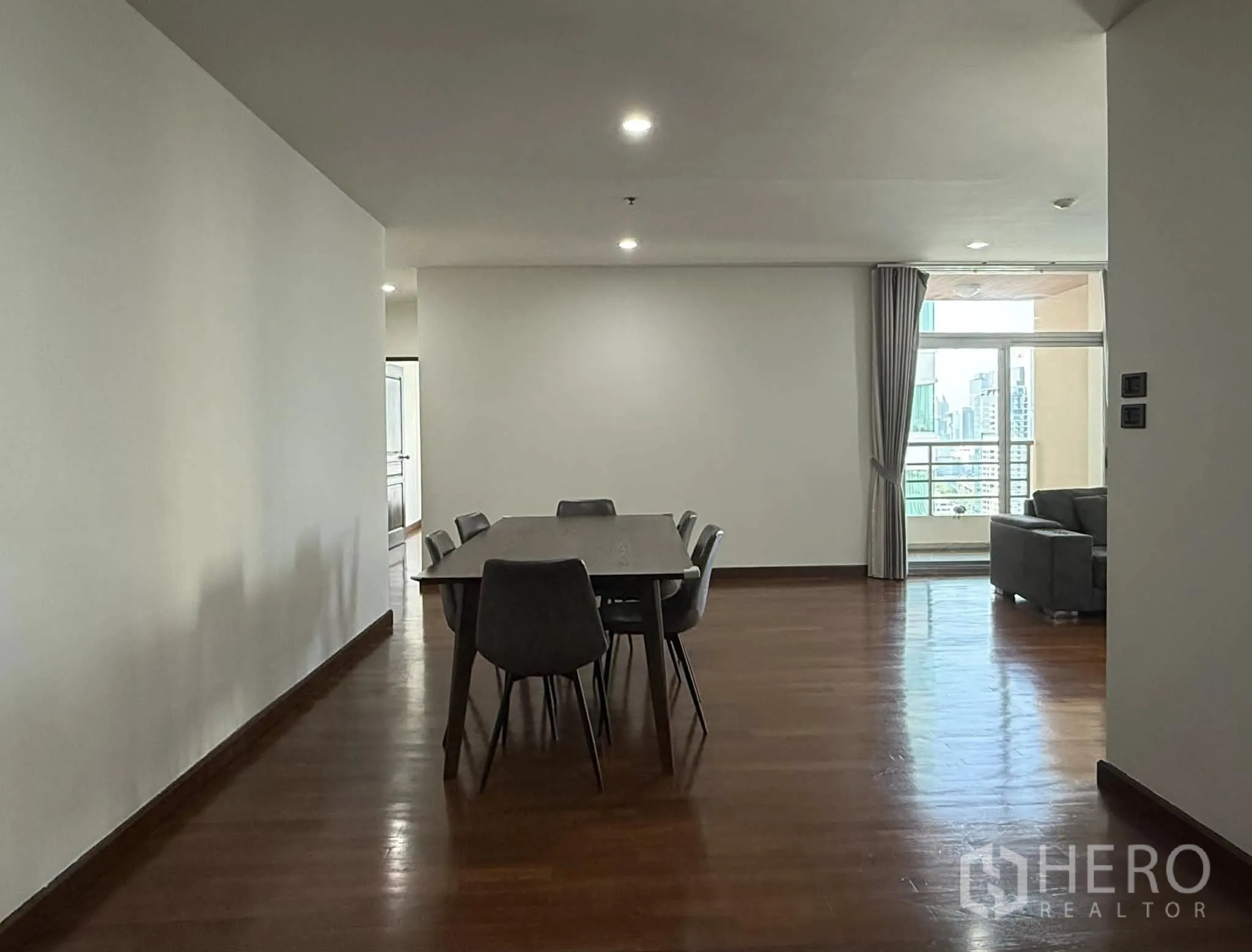 公寓 for rent in Pathum Wan, Bangkok - 开放式餐区通向阳台与客厅，可眺望城市景色。