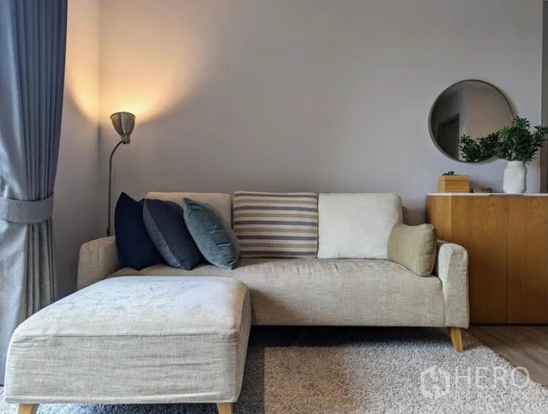 คอนโด ให้เช่าในWatthana, Bangkok - มุมโซฟาเข้ามุมพร้อมโคมไฟและตู้ลิ้นชักไม้