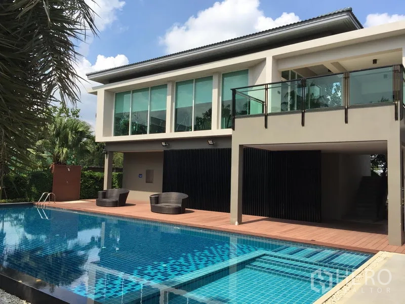 Detached House for rent or sale in Saphan Sung, Bangkok - Clubhouse with swimming pool, sun deck and large windows.