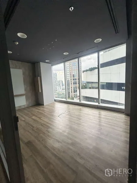 สำนักงาน ให้เช่า - มุมสำนักงาน หน้าต่างเต็มบานมองเห็นวิวเมือง