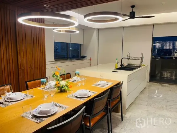 公寓 出租或出售在Watthana, Bangkok - 开放式餐厨，带中岛与环形吊灯，可观城市景观