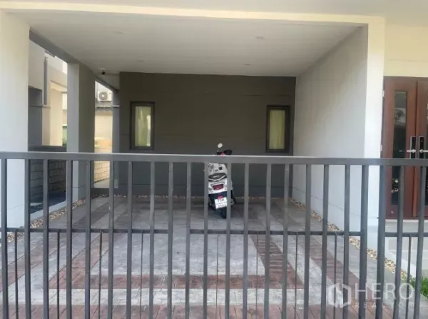 บ้าน ให้เช่าหรือขายในSaphan Sung, Bangkok - ที่จอดรถในร่มสองคัน พื้นกระเบื้อง หลังประตูรั้วเหล็ก