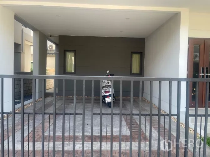 บ้าน ให้เช่าหรือขายในSaphan Sung, Bangkok - ที่จอดรถในร่มสองคัน พื้นกระเบื้อง หลังประตูรั้วเหล็ก