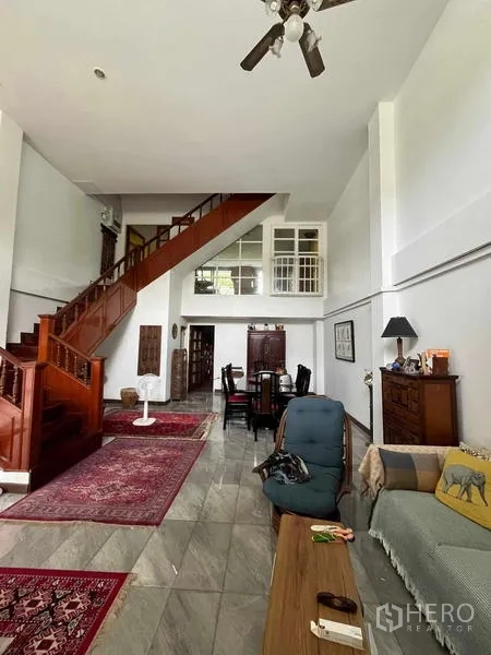 Home Office for rent in Bang Rak, Bangkok - Spacious open-plan lounge with mezzanine and staircase, ideal for home office layout.