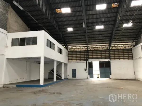 คลังสินค้า ให้เช่าในBang Phli, Samut Prakan - ภายในโกดังโล่ง เพดานโครงเหล็กสูง มีสกายไลท์และสำนักงานชั้นลอยพร้อมบันได