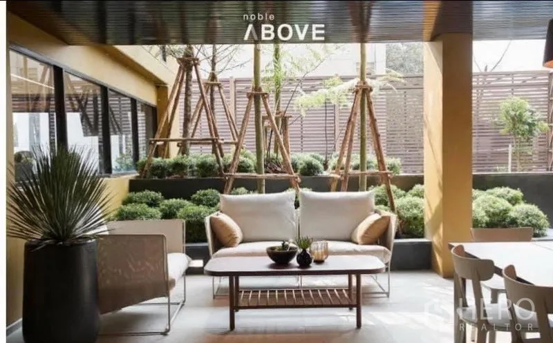 คอนโด ให้เช่าในPathum Wan, Bangkok - มุมนั่งเล่นกลางสวนพร้อมโซฟา พันธุ์ไม้ และพื้นที่ร่มเงา