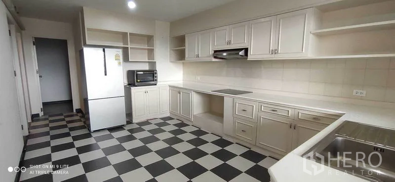 คอนโด ให้เช่าในWatthana, Bangkok - ห้องครัวตู้สีขาว เคาน์เตอร์ยาว พื้นลายตาราง ตู้เย็นและไมโครเวฟ