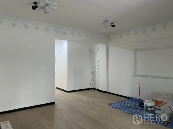 零售空间 出租在Khlong Toei, Bangkok - 宽阔展厅区，木纹地板与天花聚光灯。