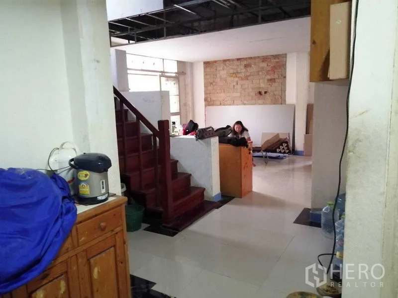 บ้าน ขายในPrawet, Bangkok - พื้นที่นั่งเล่นแบบเปิดโล่ง บันไดไม้สีแดงและผนังอิฐตกแต่ง