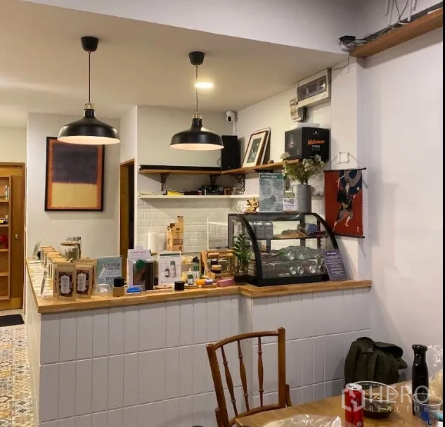 อาคารพาณิชย์ ให้เช่าในWatthana, Bangkok - เคาน์เตอร์พร้อมตู้โชว์กระจก ผนังกระเบื้องซับเวย์ และโคมไฟแขวนสีดำ