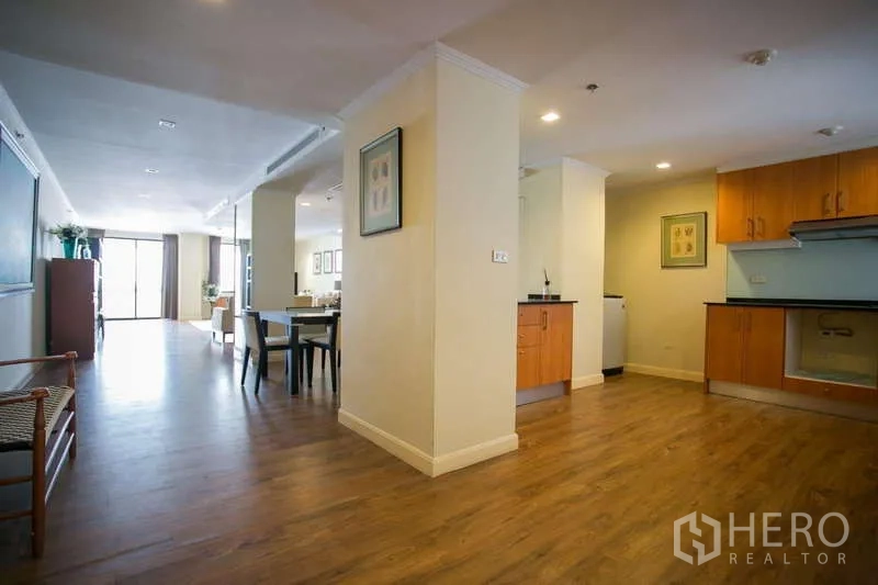 คอนโด ให้เช่าหรือขายในWatthana, Bangkok - โซนทานอาหารเชื่อมต่อครัวรูปตัวยู พร้อมตู้ไม้บิลท์อิน