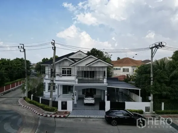 Detached House for sale in Pak Kret, Nonthaburi - Two-storey detached house on a corner plot in Pak Kret, Nonthaburi with gated carport and balcony.