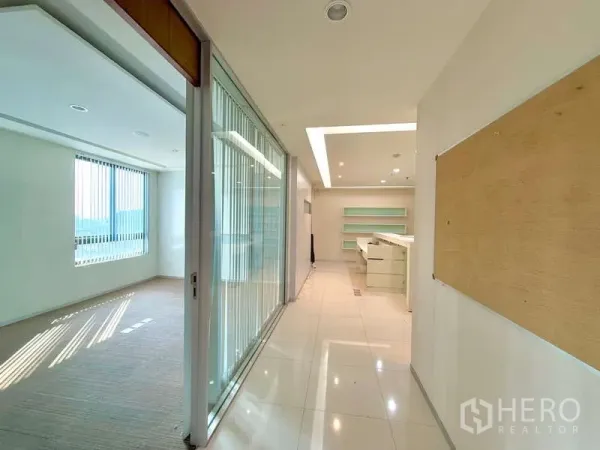 办公空间 出租在Chatuchak, Bangkok - 明亮走廊，玻璃隔断通向接待区与会议室
