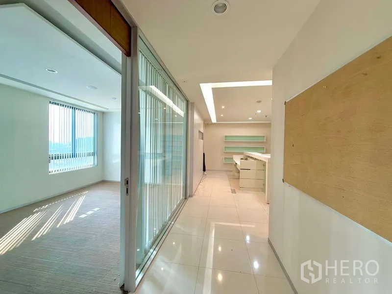办公空间 出租在Chatuchak, Bangkok - 明亮走廊，玻璃隔断通向接待区与会议室