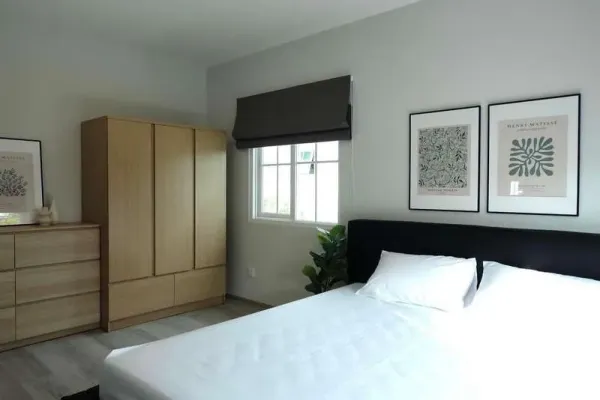 Detached House for rent in Bang Phli, Samut Prakan - Cozy bedroom with double bed, light wood wardrobe and dresser under window.