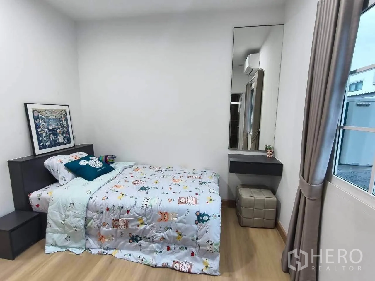 Detached House for rent in Bang Phli, Samut Prakan - Bright bedroom with a window, vanity table and tall mirror.